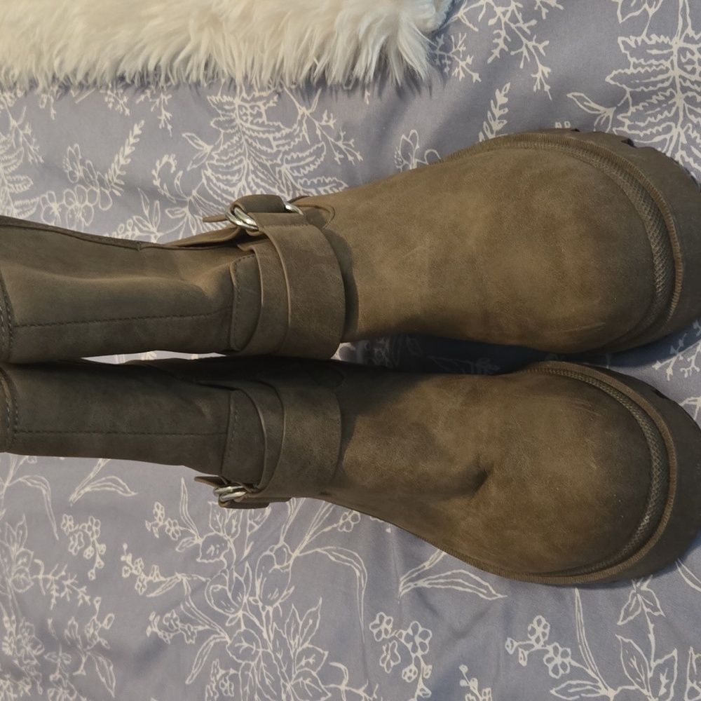 Nikeeta size 8 boots.